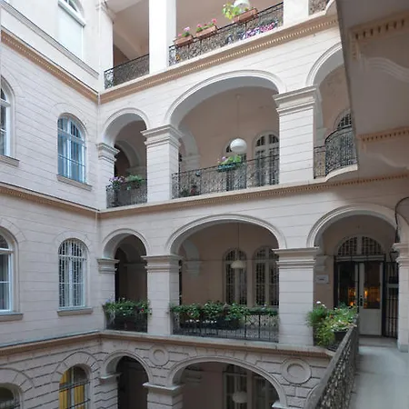 Yolo Hostel