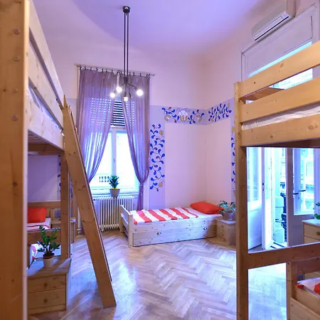 Hostel Yolo