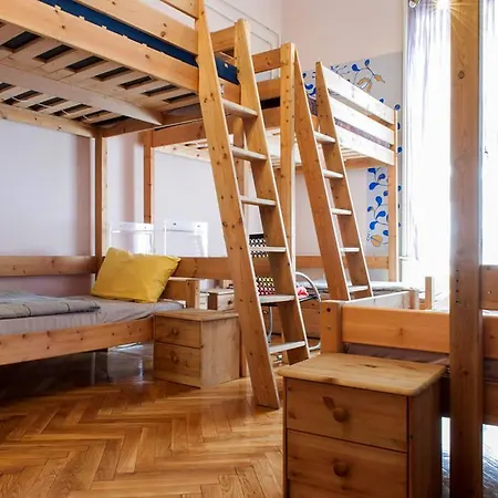 Yolo Hostel